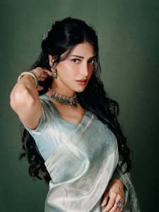 shruti-haasan-in-Pastel-Ice-Blue-or-Minty-Silver-Banarasi-saree-paired-with-a-matching-sweetheart-neckline-blouse-007
