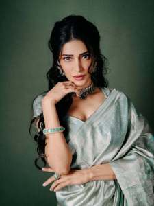 shruti-haasan-in-Pastel-Ice-Blue-or-Minty-Silver-Banarasi-saree-paired-with-a-matching-sweetheart-neckline-blouse-008