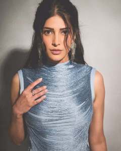 shruti-haasan-in-Powder-Blue-or-Metallic-Sky-Blue-Western-Evening-Gown-Bodycon-Dress-Features-a-high-turtleneck-sleeveless-design-photos-