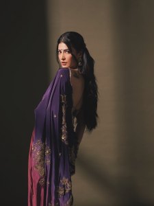shruti-haasan-in-Royal-Deep-Purple-with-Gold-Accents-Satin-Silk-saree-paired-with-a-matching-low-back-embellished-blouse-photos-004
