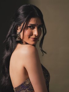 shruti-haasan-in-Royal-Deep-Purple-with-Gold-Accents-Satin-Silk-saree-paired-with-a-matching-low-back-embellished-blouse-photos-010