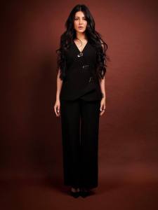 shruti-haasan-in-black-outfit-photos-new-001