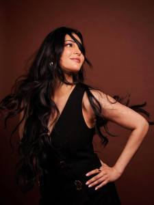shruti-haasan-in-black-outfit-photos-new-002