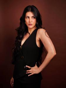 shruti-haasan-in-black-outfit-photos-new-004