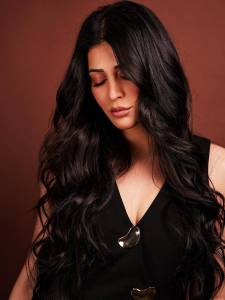 shruti-haasan-in-black-outfit-photos-new-005