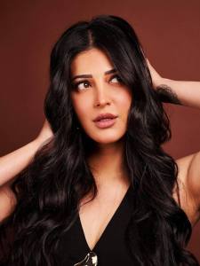 shruti-haasan-in-black-outfit-photos-new-006