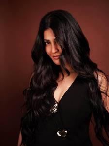 shruti-haasan-in-black-outfit-photos-new-007
