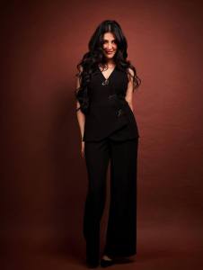 shruti-haasan-in-black-outfit-photos-new-009