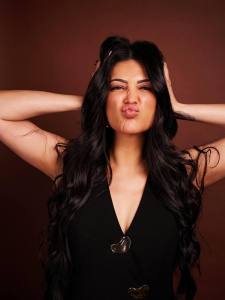 shruti-haasan-in-black-outfit-photos-new