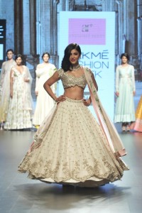 shruti-haasan-latest-pictures-300-00159