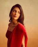 shruti-haasan-in-Crimson-Red-Western-Fusion-Saree-paired-with-a-structured-cut-out-embroidered-cropped-lace-cape-or-jacket-003