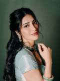 shruti-haasan-in-Pastel-Ice-Blue-or-Minty-Silver-Banarasi-saree-paired-with-a-matching-sweetheart-neckline-blouse-002