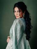 shruti-haasan-in-Pastel-Ice-Blue-or-Minty-Silver-Banarasi-saree-paired-with-a-matching-sweetheart-neckline-blouse-003