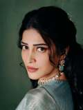 shruti-haasan-in-Pastel-Ice-Blue-or-Minty-Silver-Banarasi-saree-paired-with-a-matching-sweetheart-neckline-blouse-004