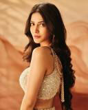 shruti-haasan-in-Pearl-White-Lehenga-Choli-a-strappy-corset-style-bralette-top-with-scalloped-borders-and-matching-high-waisted-embellished-skirt-waistline-and-Mirror-work-004