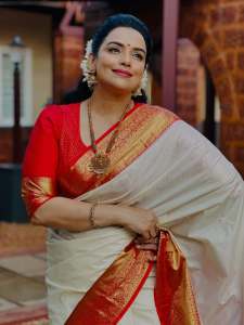 actress-swetha-menon-latest-photos-in-tussar-silk-saree-photos-008