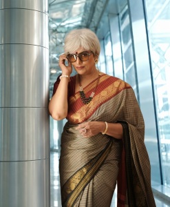 shweta-menon-in-checked-silk-saree-with-gold-zari-border-photos-001