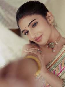 sreeleela-in-Ivory-colour-saree-with-multicolour-border-and-tube-style-matching-embroidered-blouse-pics-002