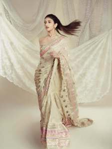 sreeleela-in-Ivory-colour-saree-with-multicolour-border-and-tube-style-matching-embroidered-blouse-pics-003