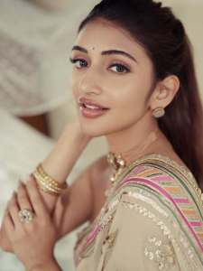 sreeleela-in-Ivory-colour-saree-with-multicolour-border-and-tube-style-matching-embroidered-blouse-pics-004
