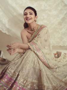 sreeleela-in-Ivory-colour-saree-with-multicolour-border-and-tube-style-matching-embroidered-blouse-pics-006