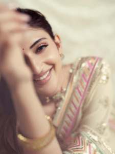 sreeleela-in-Ivory-colour-saree-with-multicolour-border-and-tube-style-matching-embroidered-blouse-pics