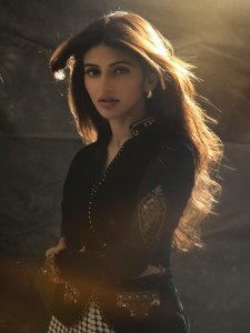 sreeleela-in-luxurious-black-velvet-jacket-featuring-a-sharp-V-neckline-Cinctured-at-the-waist-with-a-statement-geometric-belt-photos-003