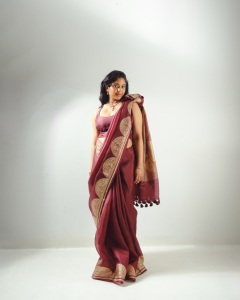srinda-arhaan-in-maroon-saree-with-trending-border-photos-001