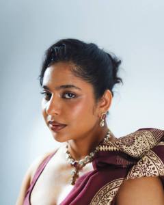 srinda-arhaan-in-maroon-saree-with-trending-border-photos-002