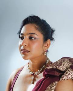srinda-arhaan-in-maroon-saree-with-trending-border-photos-003