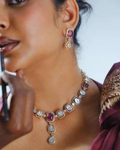 srinda-arhaan-in-maroon-saree-with-trending-border-photos-004