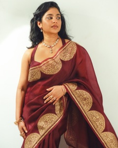 srinda-arhaan-in-maroon-saree-with-trending-border-photos