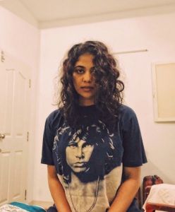 srinda-arhaan-in-t-shirt-dress-style-photos