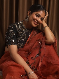 srinda-in-medha-Peach-Black-Silk-Organza-Hand-Embroidered-Sari-Set-