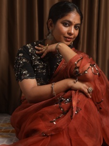 srinda-in-medha-Peach-Black-Silk-Organza-Hand-Embroidered-Sari-Set-003