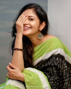 shivada-latest-photos-in-green-saree