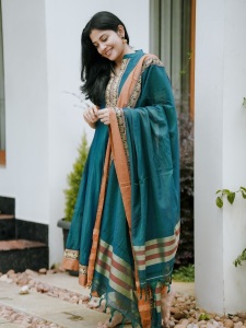 shivada-nair-in-churidar-photos-004