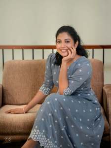 shivada-nair-in-cotton-dusty-blue-mid-length-dress-style-ideas-photos-001