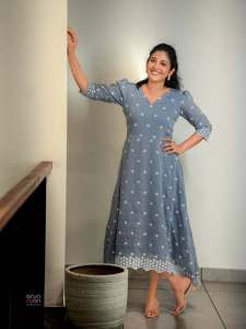 shivada-nair-in-cotton-dusty-blue-mid-length-dress-style-ideas-photos-002