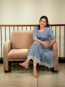 shivada-nair-in-cotton-dusty-blue-mid-length-dress-style-ideas-photos-004