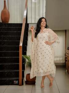 shivada-nair-in-kaftan-model-outfit-latest-trend-photos-002