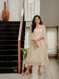 shivada-nair-in-kaftan-model-outfit-latest-trend-photos-003