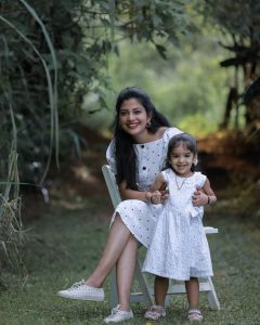 shivada-with-his-daughter-photos-004