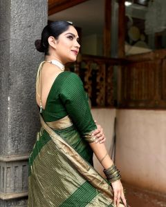 swasika-in-green-pattu-saree-002