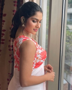 swasika-in-saree-with-blouse-style-ideas-photos-008
