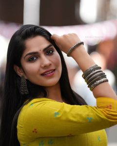 swasika-in-yellow-dress-images-001
