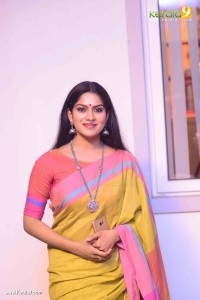 swasika-latest-photos-111-03351
