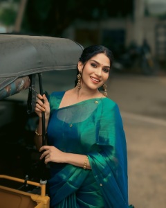 swasika-vijay-in-peacock-colour-saree-photos-001