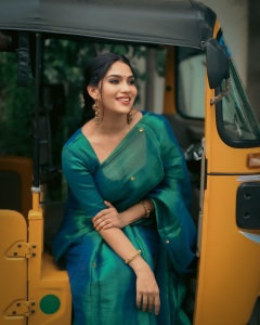 swasika-vijay-in-peacock-colour-saree-photos-002