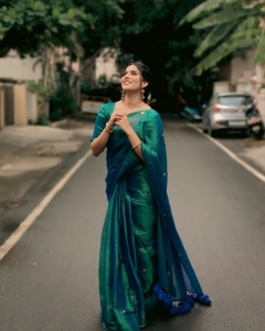 swasika-vijay-in-peacock-colour-saree-photos-003